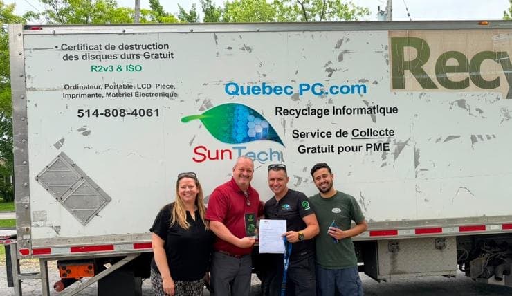 L’équipe de SunTech Recycle remettant un don à l’École Saint-Lawrence à Candiac, au Québec